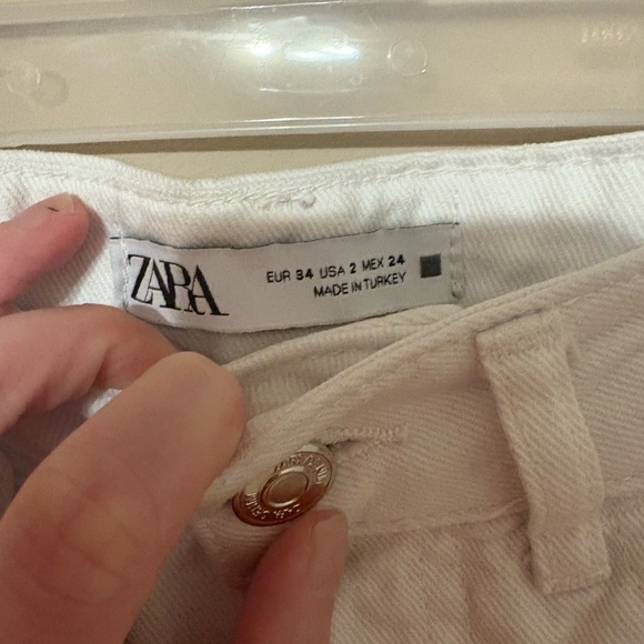 Zara Women's White Distressed High Waist Mom Jeans Size 24 - Picture 4 of 4